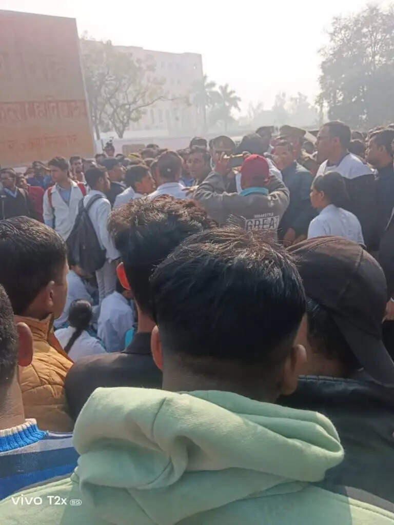 डीएमएलटी छात्र की मौत पर हंगामा : मेडिकल कॉलेज के सामने छात्रों का उग्र प्रदर्शन, सड़क जाम