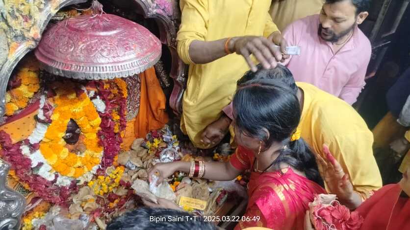 Sheetala Ashtami : शीतला चौकियां धाम में उमड़ा श्रद्धालुओं का सैलाब, मां के जयकारों से गूंज उठा मंदिर परिसर