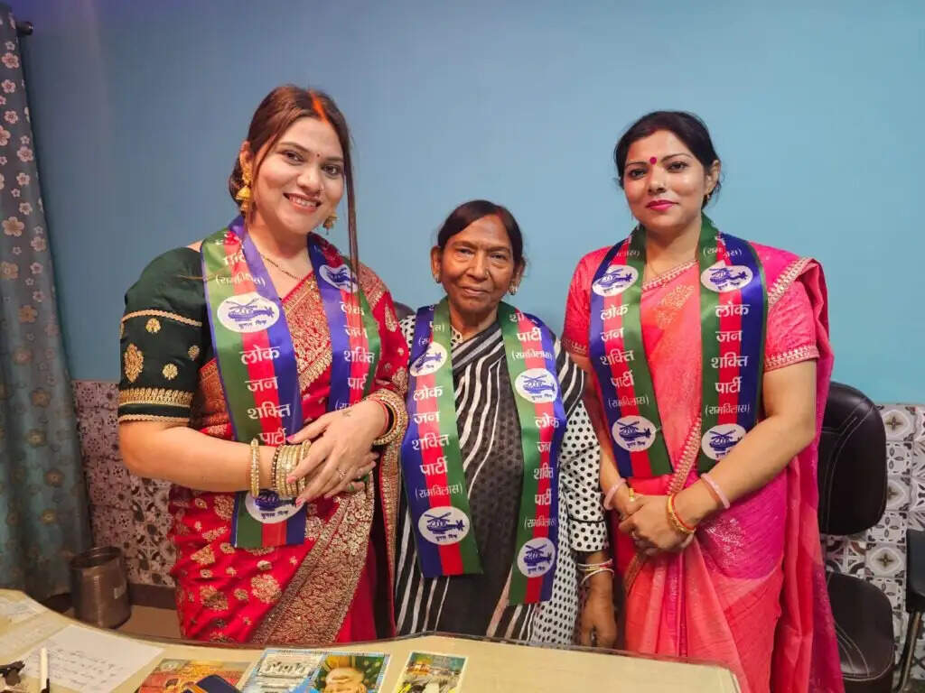 लखनऊ : लोक जनशक्ति पार्टी महिला मोर्चा की राष्ट्रीय अध्यक्ष ने की बैठक, प्रदेश अध्यक्ष डॉ. प्रीति उपाध्याय को दी संगठन विस्तार की बधाई