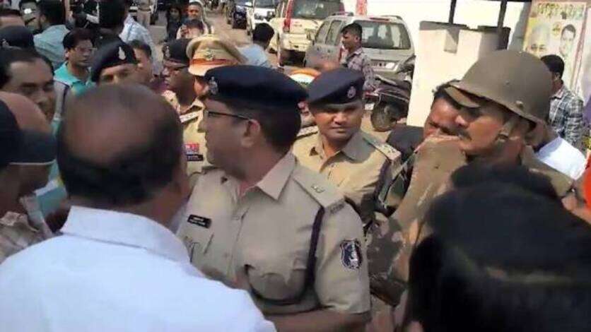Bhupesh Baghel ED Raid: ईडी की टीम पर हमला, पूर्व मुख्यमंत्री भूपेश बघेल के घर रेड के बाद समर्थकों ने फेंके ईंट-पत्थर