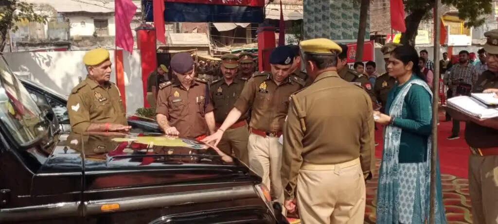 IG मोहित गुप्ता का शाहगंज कोतवाली निरीक्षण : गायब पति की फरियाद लेकर पहुंची पत्नी, अफसरों को दिए त्वरित कार्रवाई के आदेश