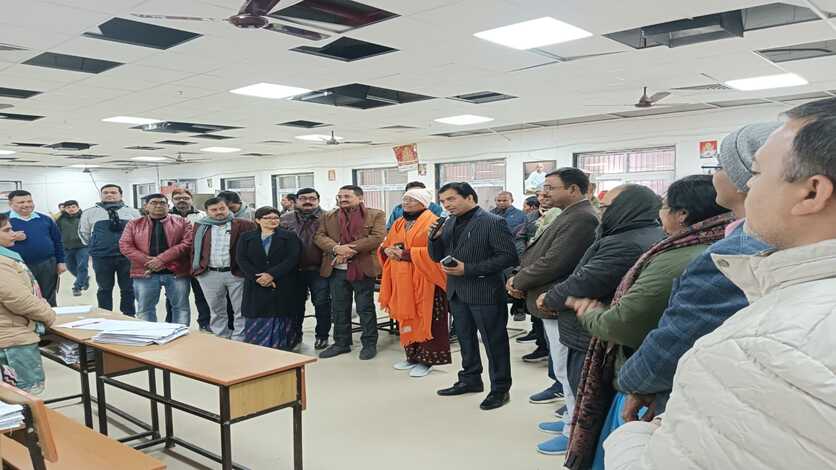 VBSPU: कुलपति ने किया मूल्यांकन केंद्र का निरीक्षण, प्रगति रिपोर्ट सौंपी गई