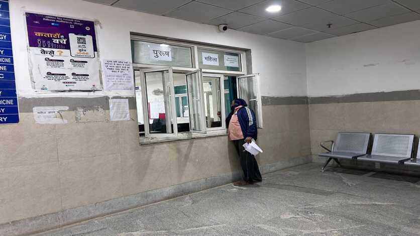 मेडिकल कॅालेज में वेतन कटौती पर जूनियर डॉक्टरों का विरोध प्रदर्शन : OPD सेवाएं बाधित, मरीज हुए परेशान