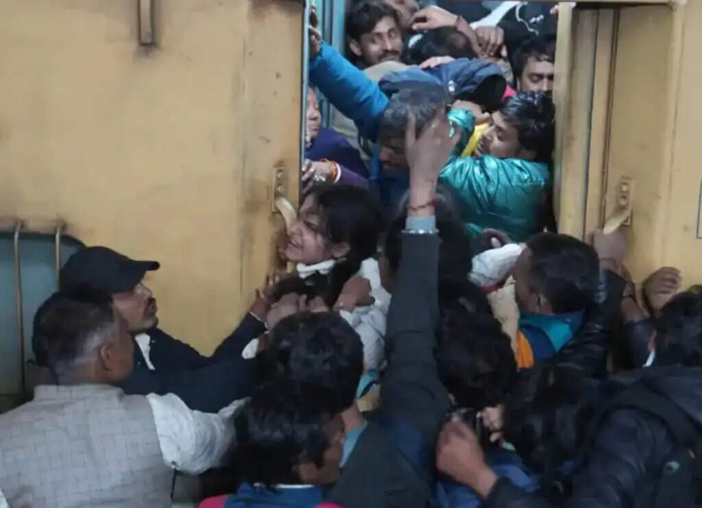 नई दिल्ली रेलवे स्टेशन भगदड़ में 18 की मौत : महाकुंभ जाने के लिए उमड़ी थी भीड़, रेलवे की लापरवाही उजागर