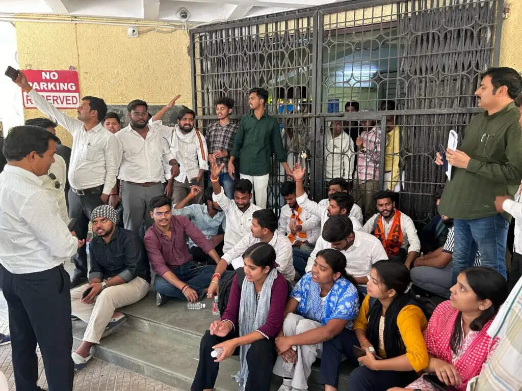 पूर्वांचल विश्वविद्यालय में विभिन्न मांगों को लेकर छात्रों का विरोध प्रदर्शन, कुलसचिव का खींचा हाथ, कर्मी का पकड़ा कॅालर