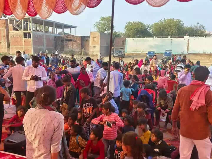 बनवासी बच्चों के बीच पहुंचीं  डॉ. रागिनी सोनकर : पाठशाला लगाकर नन्हें-मुन्नों को पढ़ाई अंग्रेजी, बोली विधायक नहीं दीदी बोलो...