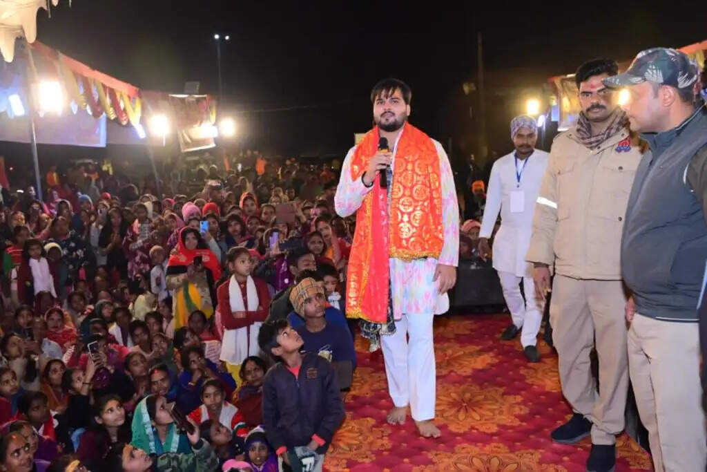 श्रृंगार महोत्सव : शीतला चौकियां धाम में उमड़ा भक्तों का सैलाब, भोजपुरी कलाकार अरविंद अकेला 'कल्लू' के देवी गीतों पर झूमे भक्त