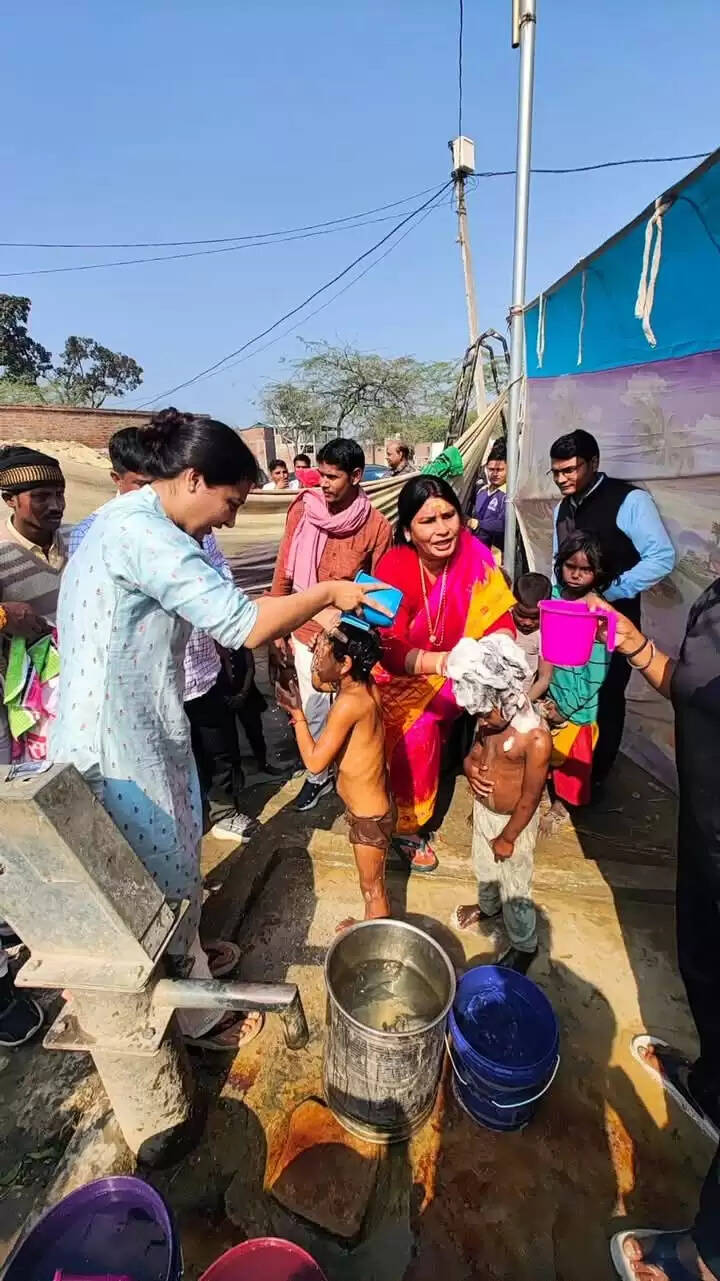 बनवासी बच्चों के बीच पहुंचीं  डॉ. रागिनी सोनकर : पाठशाला लगाकर नन्हें-मुन्नों को पढ़ाई अंग्रेजी, बोली विधायक नहीं दीदी बोलो...