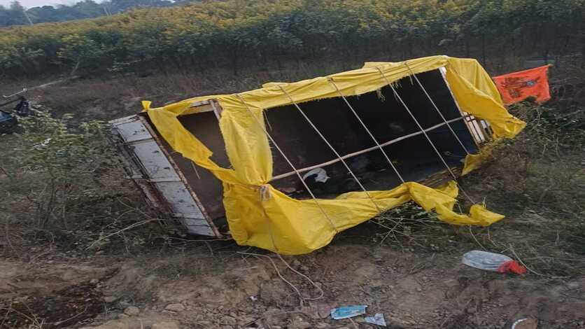 माघी पूर्णिमा पर प्रयागराज से स्नान कर लौट रहे श्रद्धालुओं से भरी पिकअप खड्डे में पलटी, 9 घायल, 4 गंभीर हालत में जौनपुर रेफर