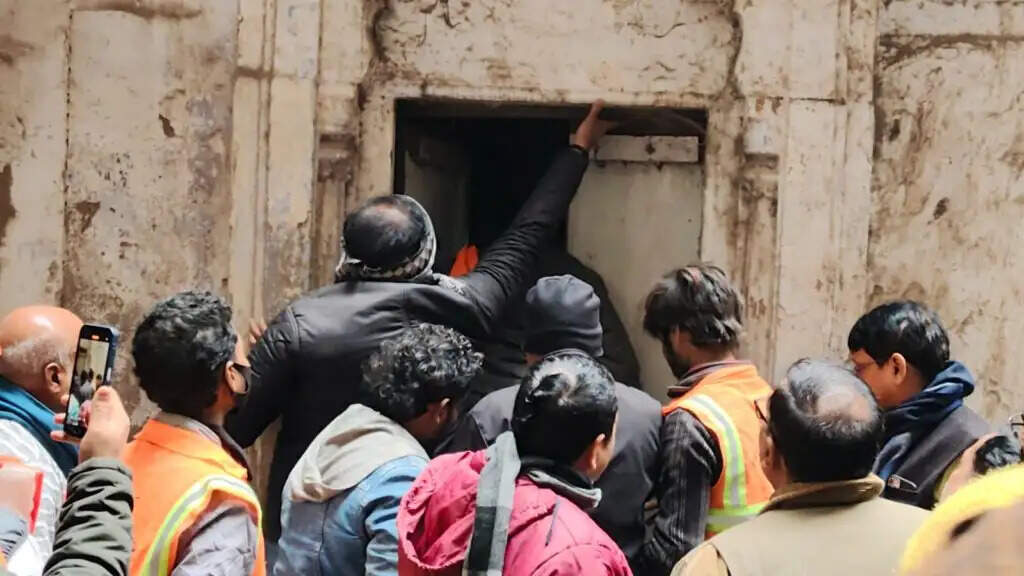 वाराणसी के मुस्लिम इलाके में 250 साल पुराने बंद शिव मंदिर के कपाट खुले, अंदर मिले 3 खंडित शिवलिंग