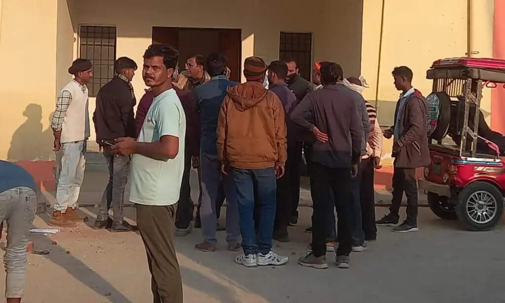जौनपुर: 5 माह की नवजात की इलाज के दौरान मौत, पोस्टमार्टम के लिए ई रिक्शा से शव लेकर पहुंचे परिजन, एंबुलेंस की मांग