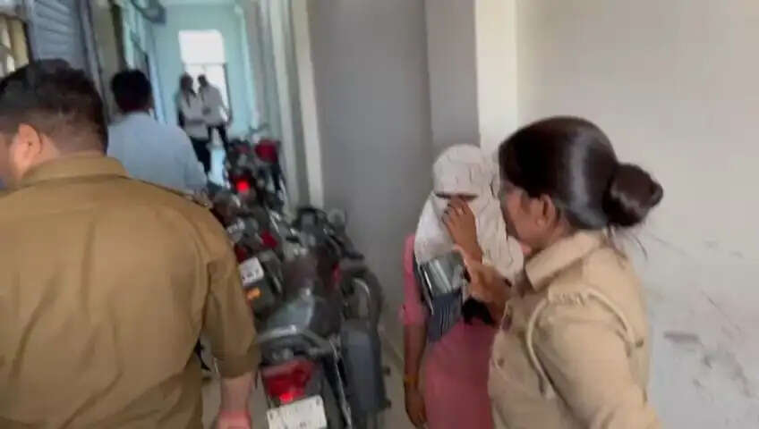 Jaunpur: होटल पर मजिस्ट्रेट का छापा, संदिग्ध हालत में मिले चार युवक-युवतियां, संचालक गिरफ्तार