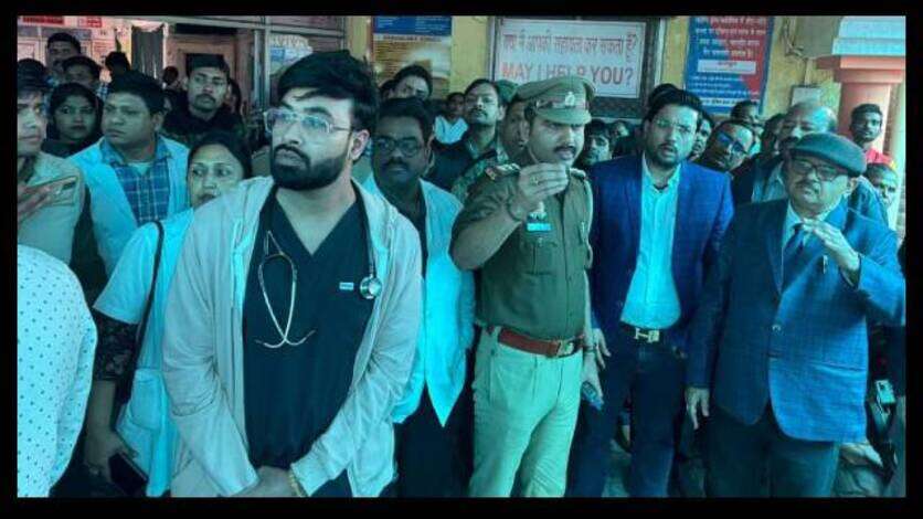 लखनऊ: RLB अस्पताल में तीमारदारों का हंगामा, डॉक्टरों से मारपीट और तोड़फोड़, सात गिरफ्तार