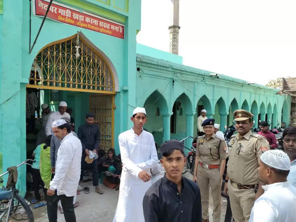 लैलतुल कद्र की रात में मस्जिदों में हुई खत्म कुरआन की महफ़िल, हाफिज और इमामों का हुआ सम्मान