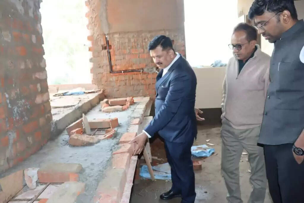 DM ने मेडिकल कॉलेज का औचक निरीक्षण किया, निर्माण कार्य में तेजी लाने के निर्देश