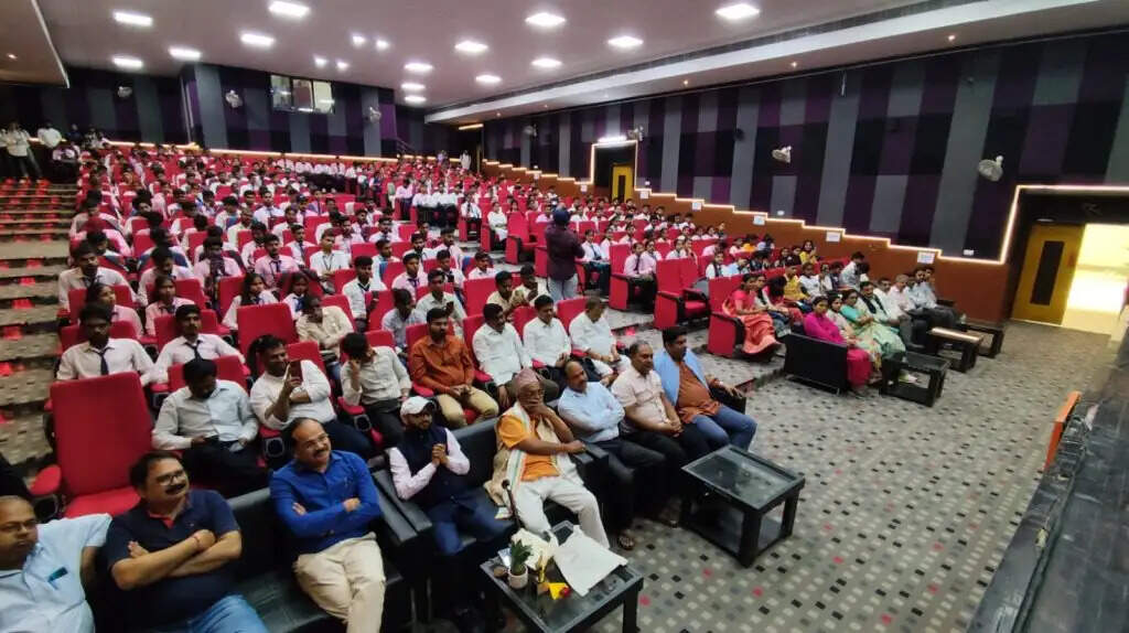 VBSPU : डिजिटल युग ने पत्रकारिता का पूरा परिदृश्य बदल दिया, अब मोबाइल न्यूज़रूम का कार्य कर सकता है- डॉ. धनंजय चोपड़ा