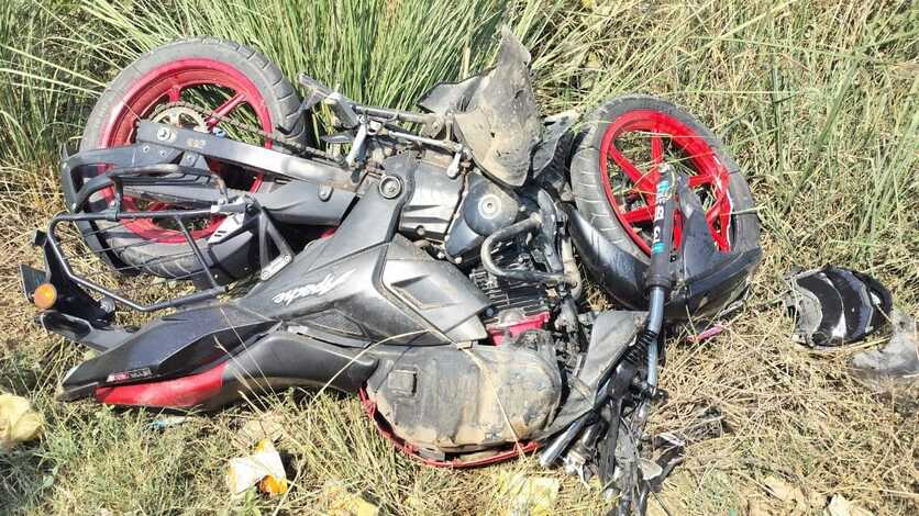 Jaunpur : तेज रफ्तार बाइक ट्रैक्टर की ट्राली से टकराई, एक की मौत, दो घायल