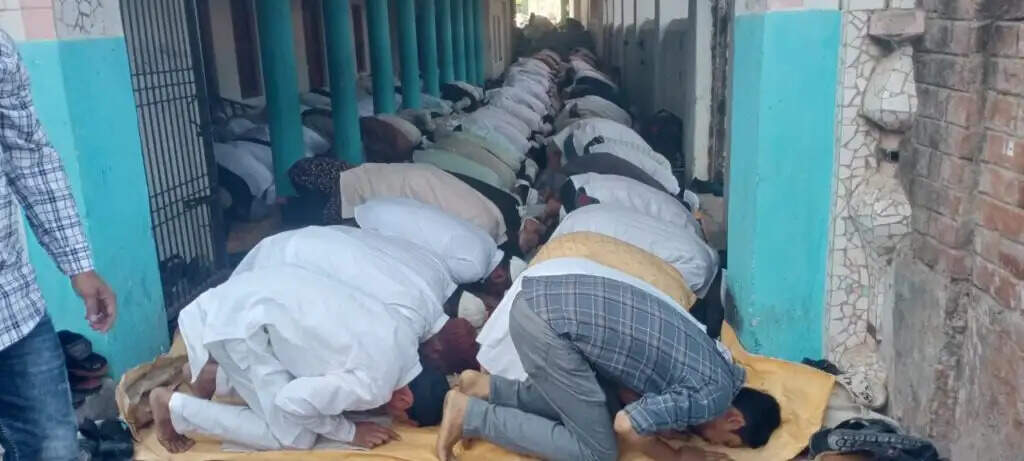 Eid-ul-Fitr 2025 : नमाजियों ने अदा की ईद की नमाज, मांगी मुल्क के अमन चैन की दुआ, गले लगाकर एक-दूसरे को दी बधाई