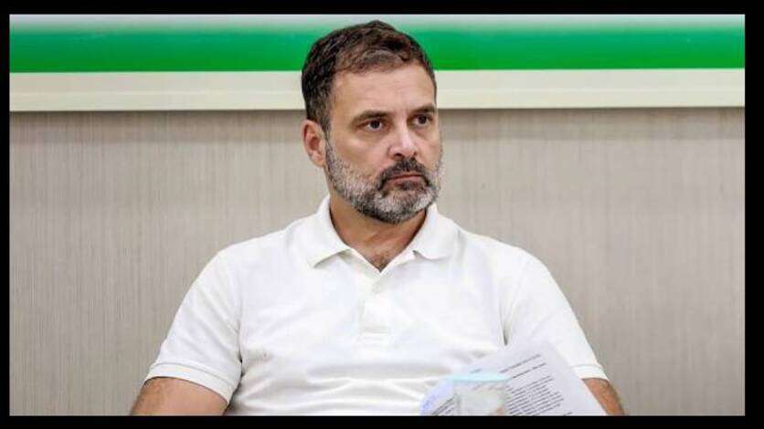 राहुल गांधी ने हाथरस में पीड़ित परिवार से की मुलाकात, एसडीएम की शिकायत पर जताई चिंता