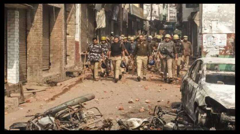 Sambhal Violence : विदेशी कारतूस और तस्करी एंगल, 6 राज्यों में दबिश, 400 आरोपियों की तस्वीरें जारी, जानें संभल में अबतक क्या-क्या हुआ?