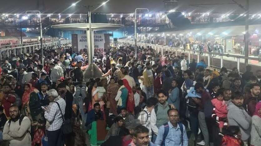 नई दिल्ली रेलवे स्टेशन भगदड़ में 18 की मौत : महाकुंभ जाने के लिए उमड़ी थी भीड़, रेलवे की लापरवाही उजागर