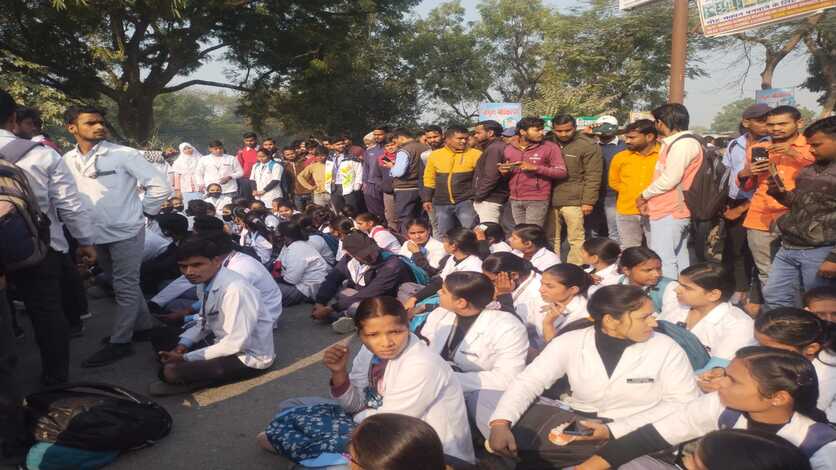 डीएमएलटी छात्र की मौत पर हंगामा : मेडिकल कॉलेज के सामने छात्रों का उग्र प्रदर्शन, सड़क जाम