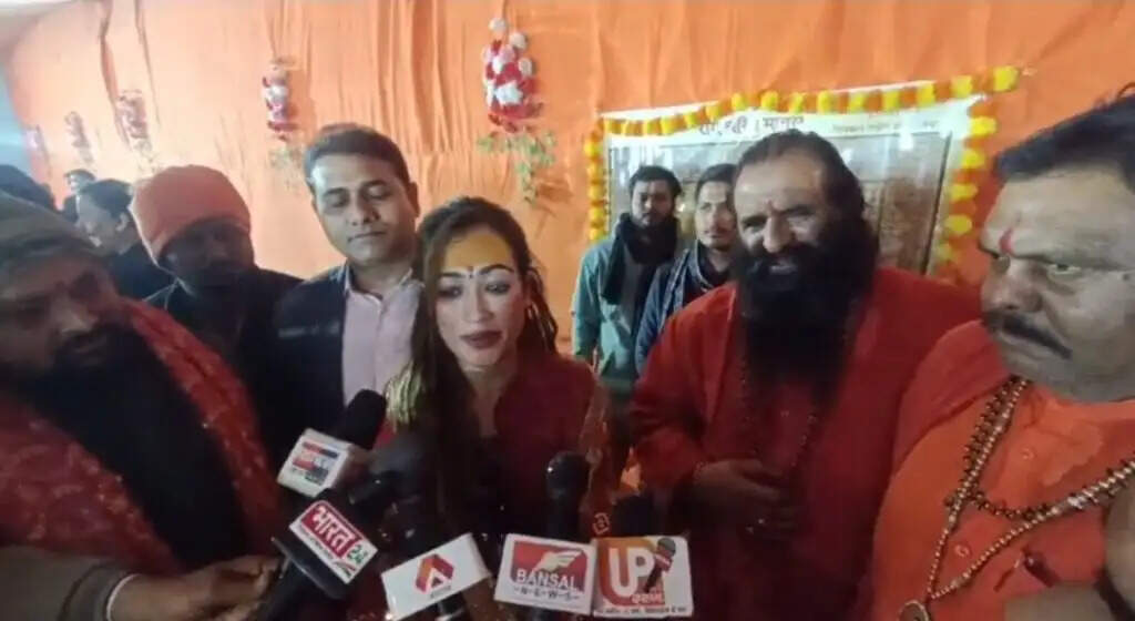 रोते-बिलखते छोड़ा था महाकुंभ...वापस लौटीं मॅाडल हर्षा रिछारिया, कहा- मेरी वजह से आ रहें युवा
