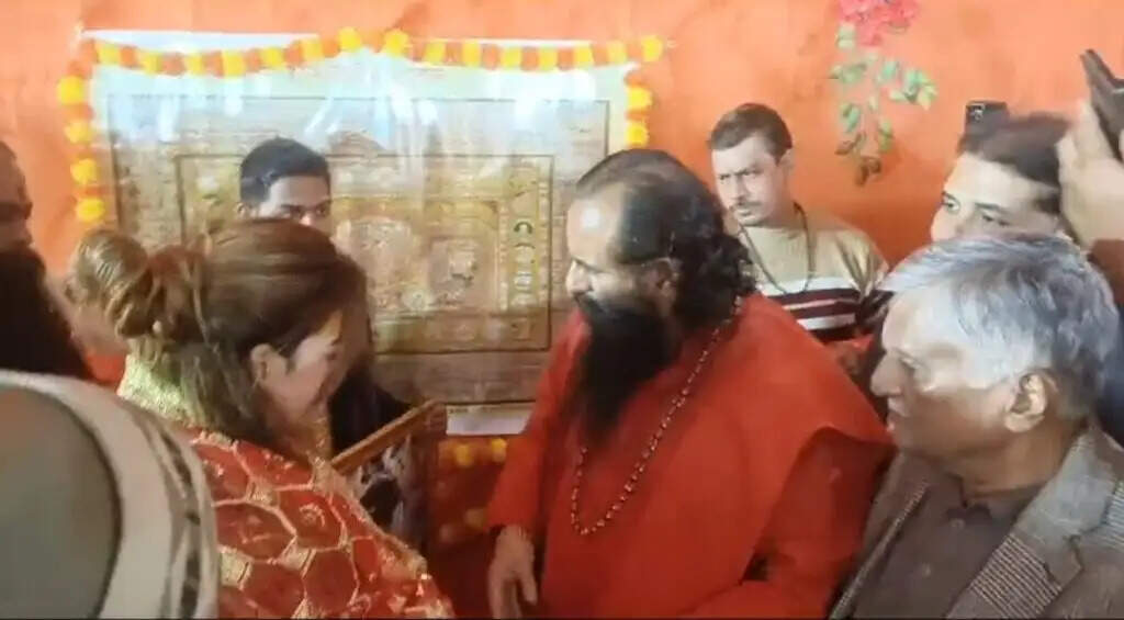 रोते-बिलखते छोड़ा था महाकुंभ...वापस लौटीं मॅाडल हर्षा रिछारिया, कहा- मेरी वजह से आ रहें युवा