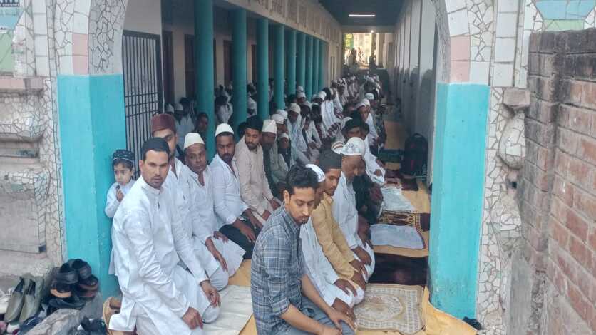 Eid-ul-Fitr 2025 : नमाजियों ने अदा की ईद की नमाज, मांगी मुल्क के अमन चैन की दुआ, गले लगाकर एक-दूसरे को दी बधाई