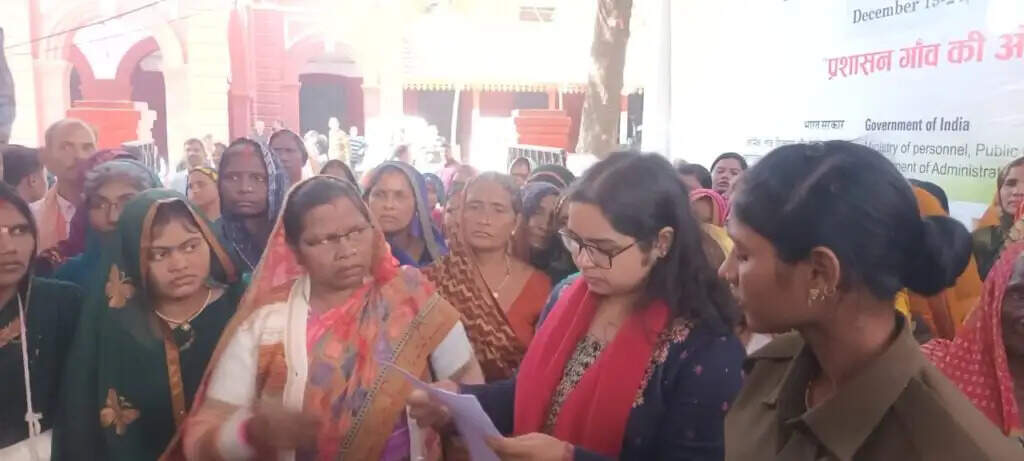 बसीरपुर गोलीकांड: आरोपी को छोड़ने की मांग को लेकर महिलाओं का कलेक्ट्रेट में प्रदर्शन