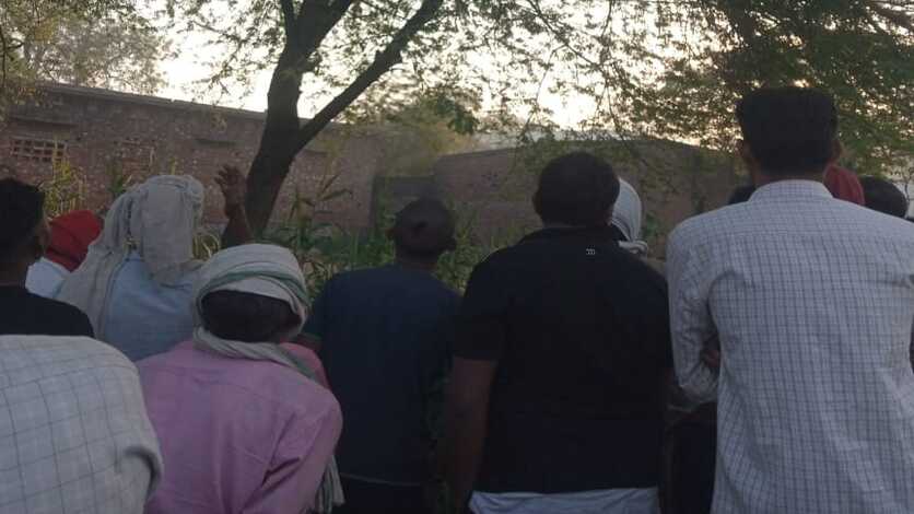 Jaunpur : संदिग्ध परिस्थिति में बबुल के पेड़ से लटका मिला 19 वर्षीय युवक का शव, जांच में जुटी पुलिस