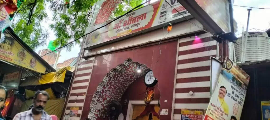 शीतला चौकियां धाम में सुरक्षा के मद्देनज़र बड़ा कदम: गर्भगृह में दीपक जलाने पर लगा प्रतिबंध