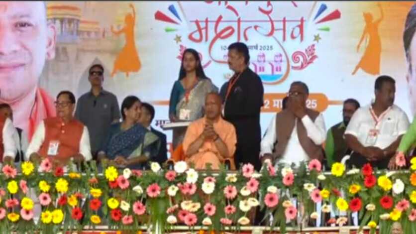 Jaunpur Mahotsav में शामिल हुए सीएम योगी, शहर को स्मार्ट सिटी बनाने का किया ऐलान, बोले- मेहमानों को इमरती गिफ्ट करें