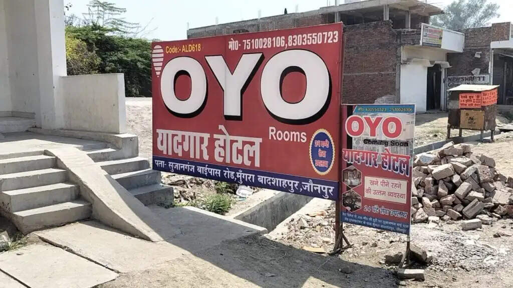 Jaunpur: होटल पर मजिस्ट्रेट का छापा, संदिग्ध हालत में मिले चार युवक-युवतियां, संचालक गिरफ्तार