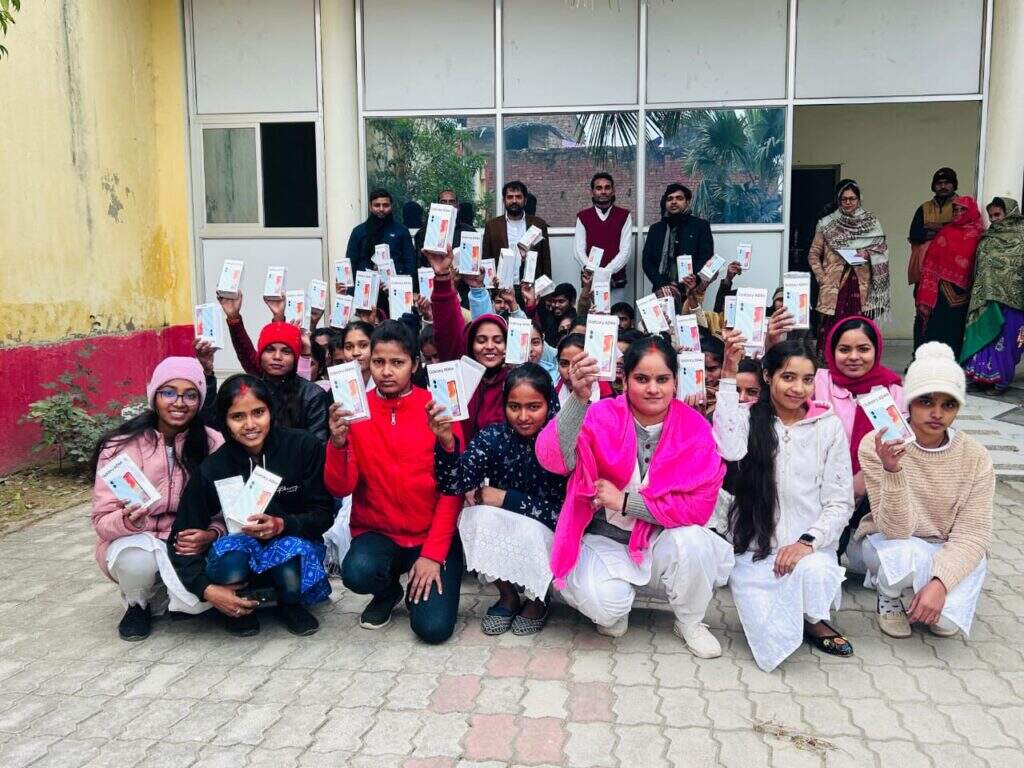 मां वैष्णवी महाविद्यालय में छात्रों को बांटे गए स्मार्टफोन, खिल उठे चेहरे