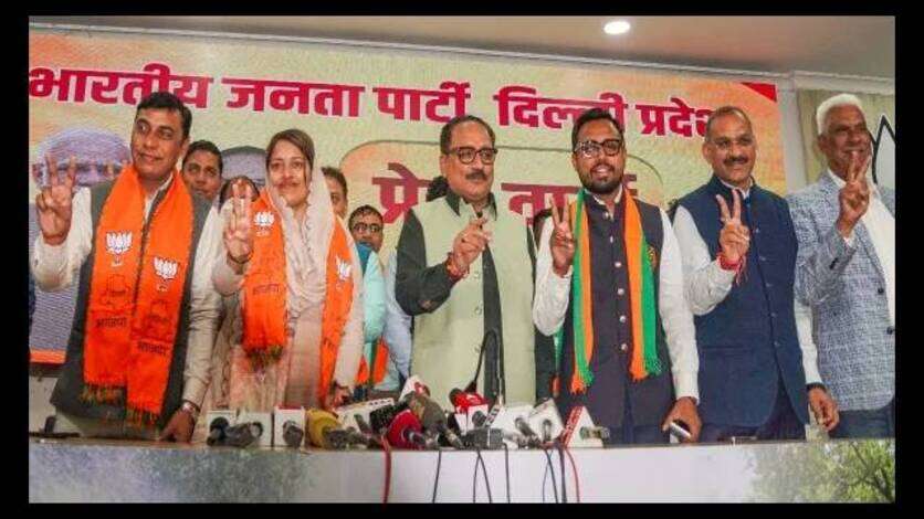 दिल्ली चुनाव के बाद AAP को फिर लगा तगड़ा झटका, 3 पार्षदों ने थामा भाजपा का दामन