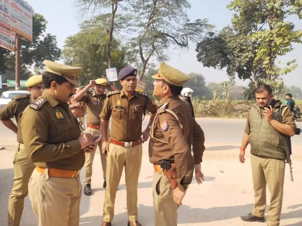 डीएमएलटी छात्र की मौत पर हंगामा : मेडिकल कॉलेज के सामने छात्रों का उग्र प्रदर्शन, सड़क जाम