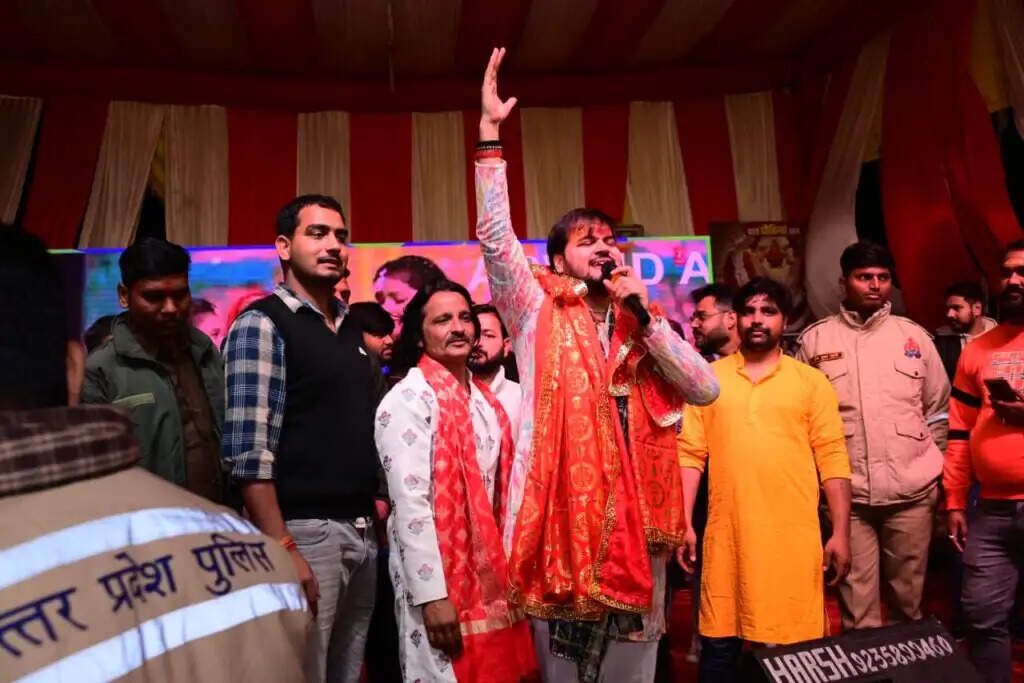 श्रृंगार महोत्सव : शीतला चौकियां धाम में उमड़ा भक्तों का सैलाब, भोजपुरी कलाकार अरविंद अकेला 'कल्लू' के देवी गीतों पर झूमे भक्त