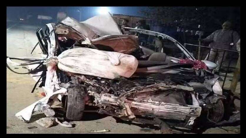 शाहजहांपुर: छुट्टा जानवर को बचाने के प्रयास में कार-ट्रक की टक्कर, दो बच्चों समेत पांच की मौत