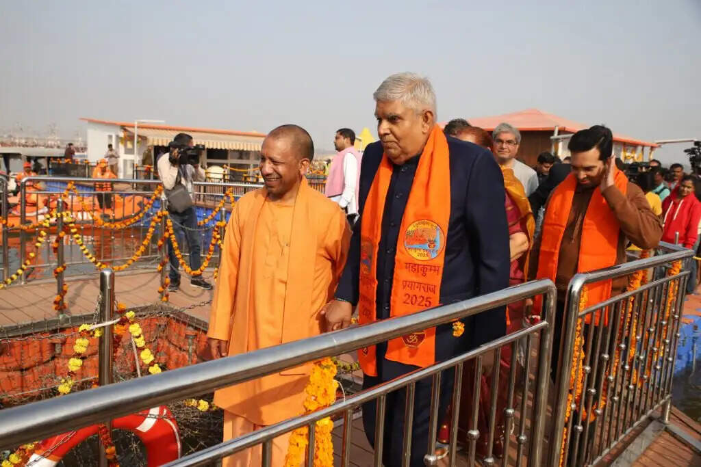 Mahakumbh 2025 : त्रिवेणी संगम में उपराष्ट्रपति जगदीप धनखड़ ने पत्नी संग लगाई पुण्य की डुबकी, की क्रूज की सवारी, साइबेरियन पक्षियों को खिलाया दाना