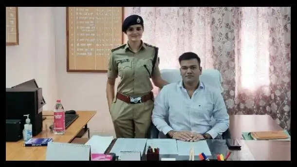 ये है इंडिया के सबसे खूबसूरत IAS-IPS की जोड़ी, सोशल मीडिया पर भी है तगड़ी फैन फॉलोइंग