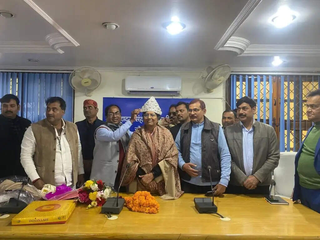 पूर्वांचल विश्वविद्यालय प्रबंधक महासंघ ने कुलपति प्रो. वंदना सिंह को मुकुट पहनाकर किया सम्मानित