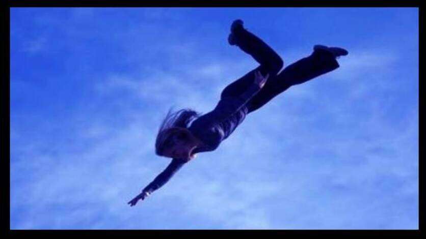 छेड़खानी का विरोध करने पर मनबढ़ ने किशोरी को छत से नीचे फेंका, गंभीर रुप से घायल