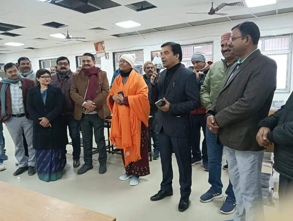 VBSPU: कुलपति ने किया मूल्यांकन केंद्र का निरीक्षण, प्रगति रिपोर्ट सौंपी गई