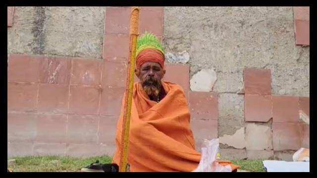 Mahakumbh 2025 : कोई 32 वर्षों से नहीं नहाया, तो किसी ने सिर पर उगाई फसलें, जानें लिलिपुट से लेकर रबड़ी बाबा तक के बारे में