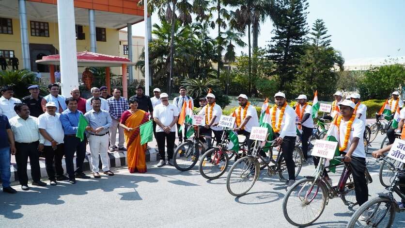 VBSPU : तीन दिनी साइकिल यात्रा को कुलपति हरी झंडी दिखाकर किया रवाना, छात्रों ने ग्रामीणों को दिलाई ‘दहेज मुक्त भारत’ और ‘नशा मुक्त भारत’ की शपथ
