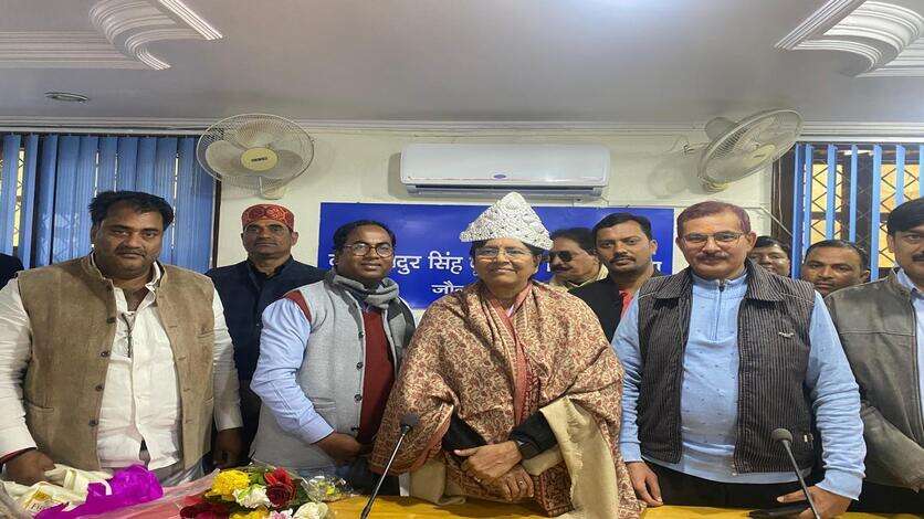 पूर्वांचल विश्वविद्यालय प्रबंधक महासंघ ने कुलपति प्रो. वंदना सिंह को मुकुट पहनाकर किया सम्मानित