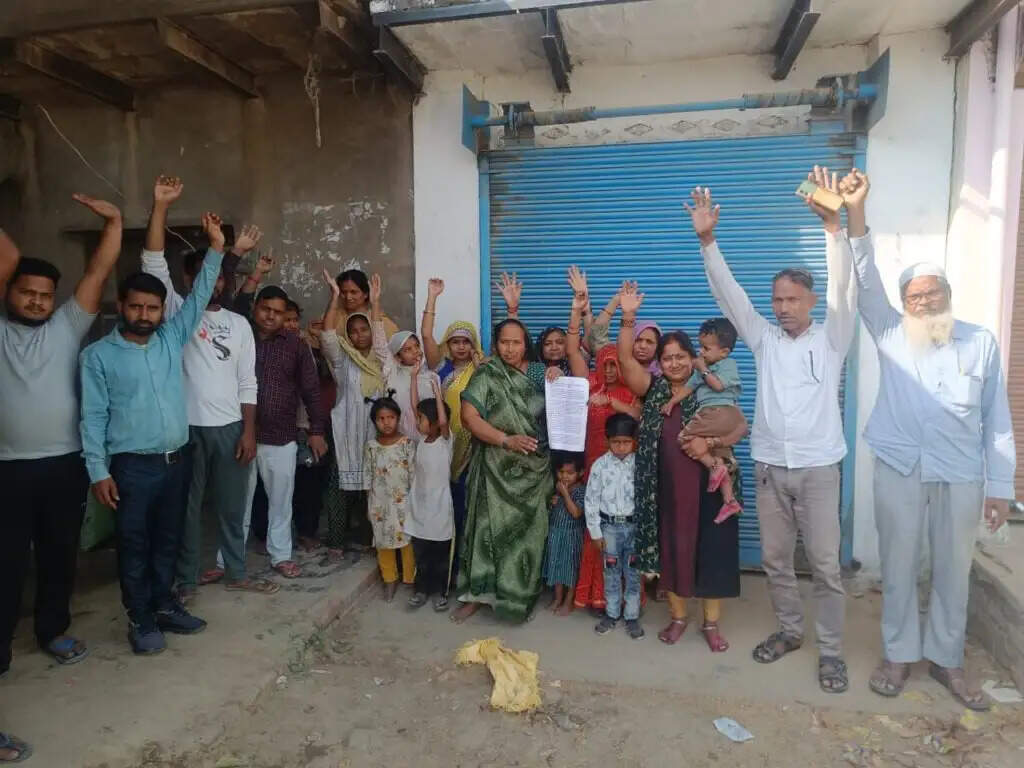 Jaunpur : मुस्तफाबाद में शराब ठेके लोगोंं ने किया विरोध, जिलाधिकारी को सौंपा ज्ञापन