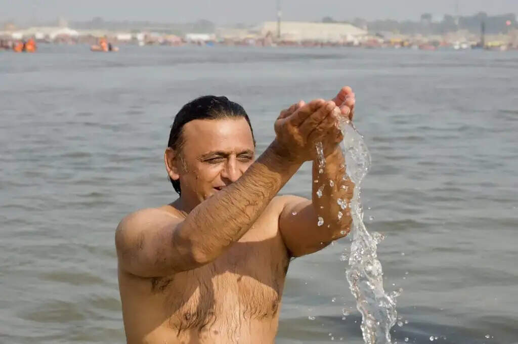 Mahakumbh 2025 : अखिलेश यादव ने संगम में लगाई पुण्य की डुबकी, बीजेपी का तंज-देर आए, दुरुस्त आए, अब चित्त…