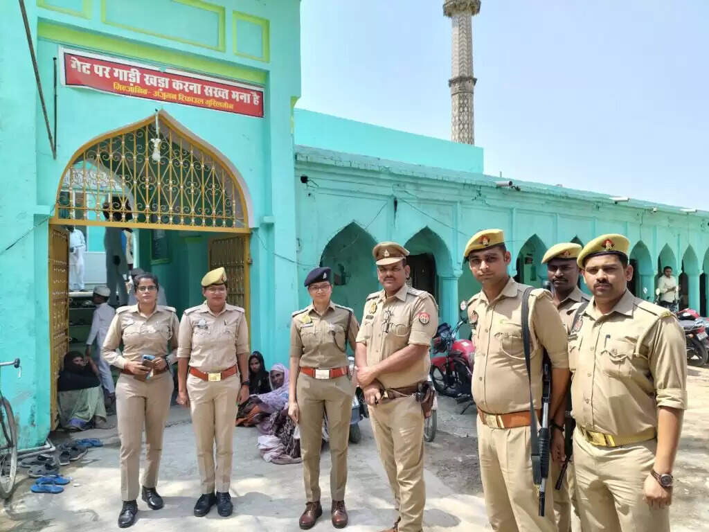 लैलतुल कद्र की रात में मस्जिदों में हुई खत्म कुरआन की महफ़िल, हाफिज और इमामों का हुआ सम्मान